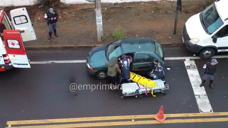 Mulher fica ferida após ter carro atingido por caminhão em Franca