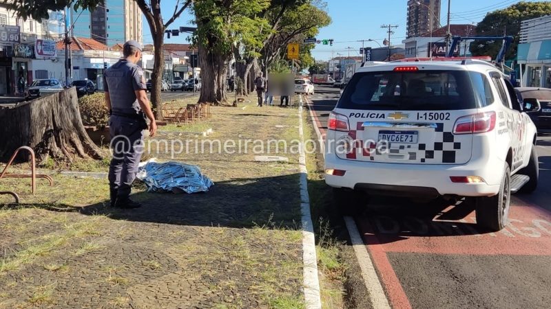 Atropelamento em avenida de Franca deixa uma vítima fatal e motociclista gravemente ferido