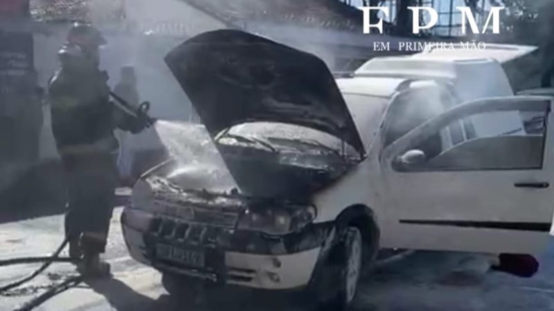 Veículo fica parcialmente destruído após pegar fogo em Franca