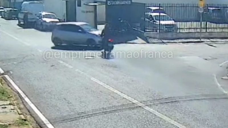 Motociclista tem a frente cortada por veículo em cruzamento de Franca