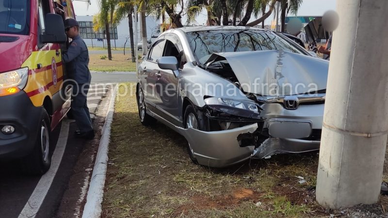 Motorista perde controle de veículo e bate em poste na avenida Chafic Facury