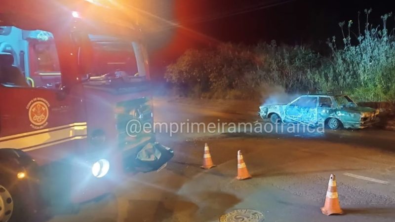 Carro furtado é encontrado incendiado em avenida de Franca