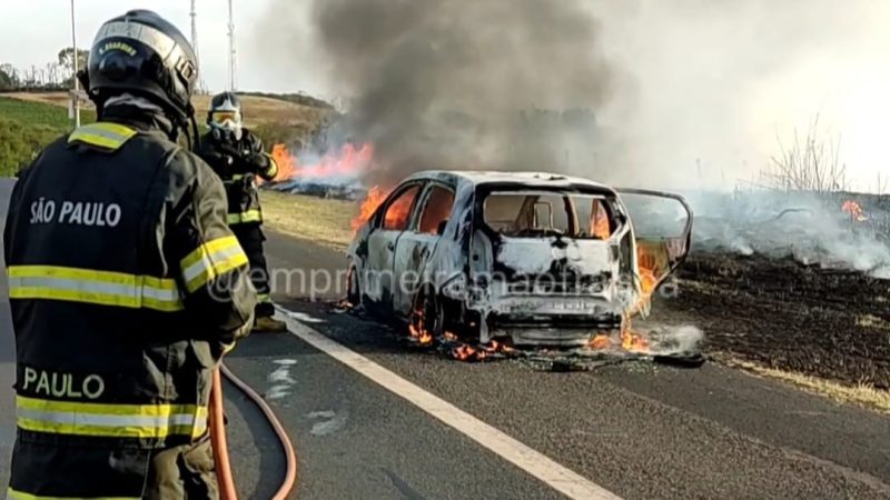Carro pega fogo e fica destruído na rodovia Cândido Portinari, em Franca