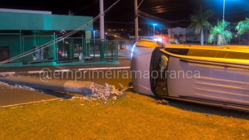 Motorista perde o controle, derruba poste e veículo tomba em avenida de Franca