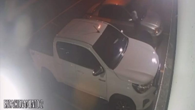 Criminosos são flagrados por câmera de segurança furtando caminhonete em Franca