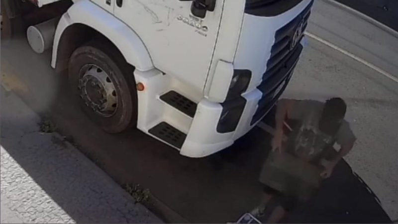 Criminoso é flagrado por câmeras de segurança furtando bateria de caminhão em Franca