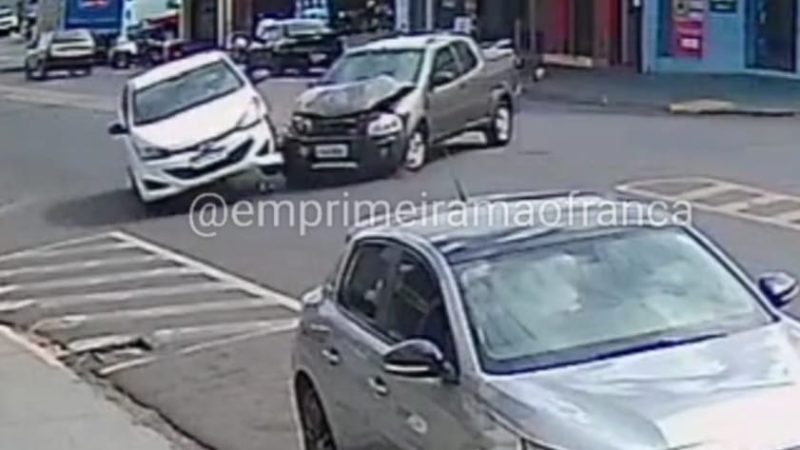Colisão entre dois veículos é registrada por câmera de segurança na Avenida Brasil, em Franca