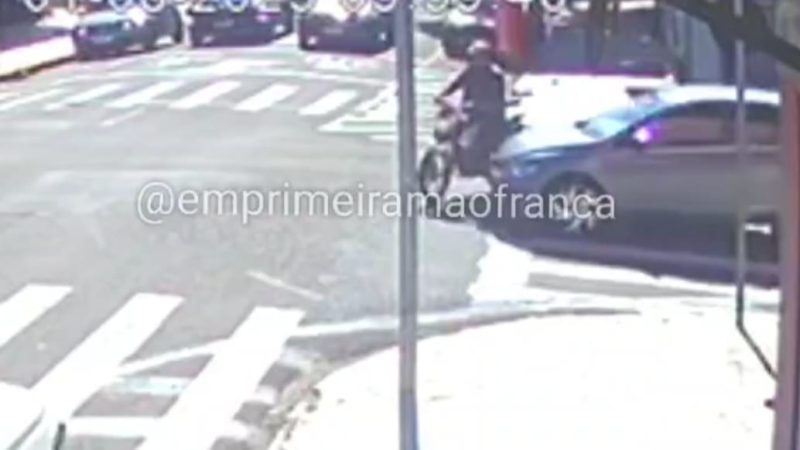 Câmera de segurança registra colisão entre carro e moto em cruzamento de Franca