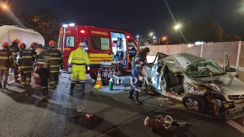 Colisão traseira entre carro e caminhão deixa feridos na rodovia Cândido Portinari, em Franca