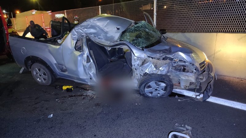 Duas pessoas ficaram gravemente feridas em colisão traseira entre carro e caminhão na Cândido Portinari, em Franca