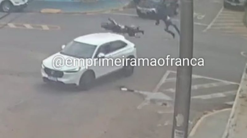 Motorista avança sinal de pare e causa grave acidente na avenida Brasil em Franca