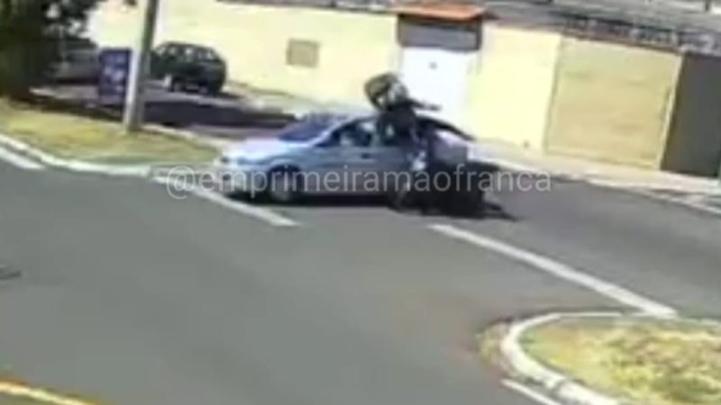 Motorista avança sinal de pare e causa acidente em avenida de Franca