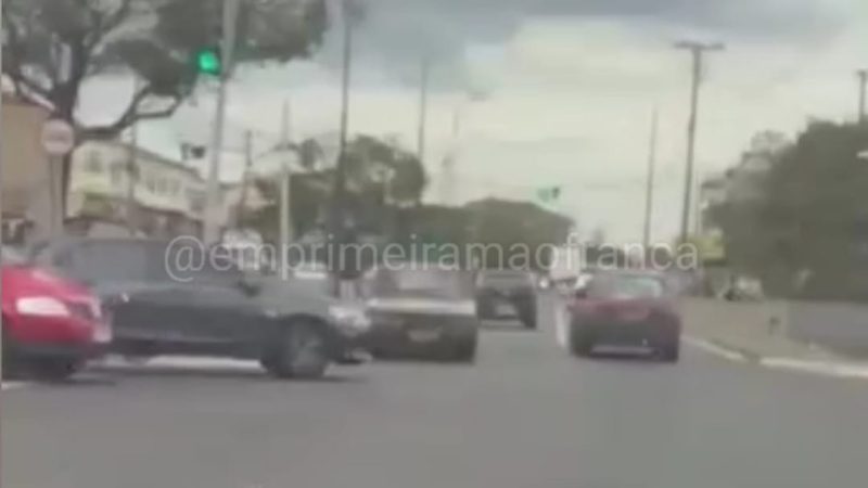 Imprudência no trânsito: motorista entra na contramão em avenida movimentada de Franca