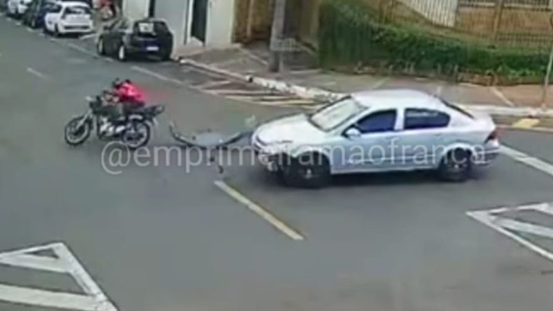 Cruzamento sinalizado volta a ser palco de acidente e motociclista fica ferida em Franca