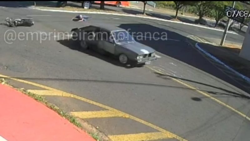 Motorista avança sinal de pare, causa grave acidente em avenida de Franca e foge