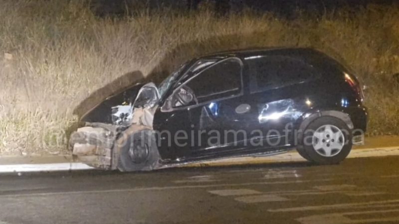Motorista perde controle de veículo e colide contra poste em avenida de Franca