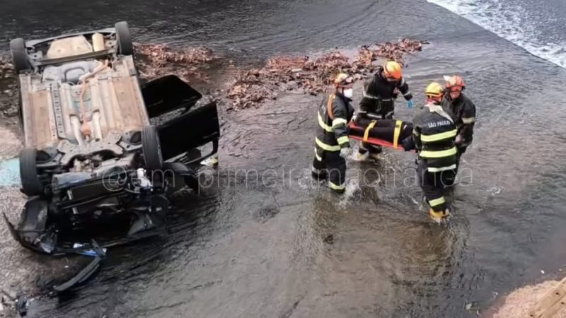 Motorista perde controle de veículo e carro despenca dentro de córrego em Franca