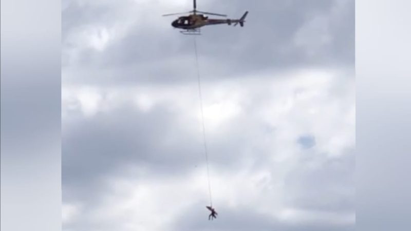 Mulher cai de ribanceira durante trilha e é resgatada de helicóptero em Ibiraci–MG