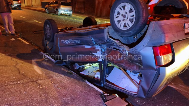 Motorista sai ileso após capotamento em cruzamento de Franca