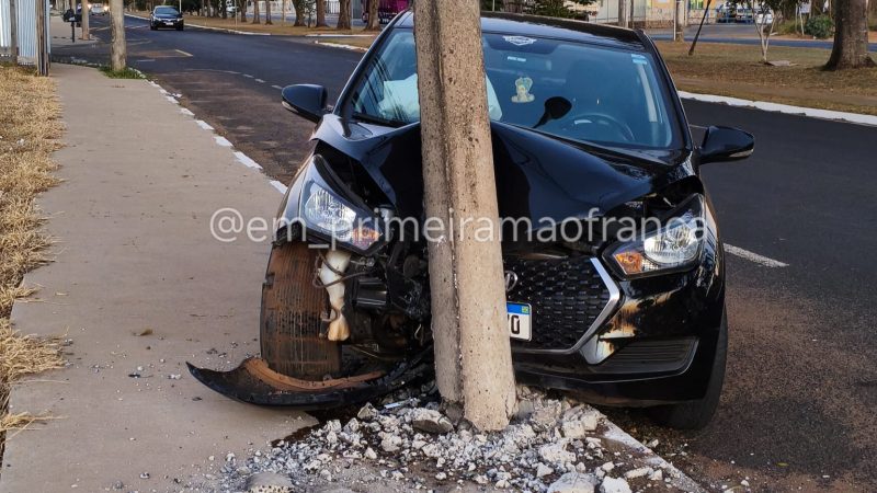 Motorista abandona veículo após bater em poste na avenida São Vicente, em Franca