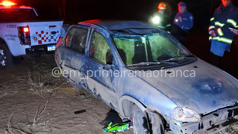 Carro fica destruído após capotamento em rodovia da região