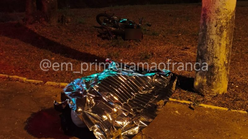 Motociclista morre após bater contra poste em avenida de Franca