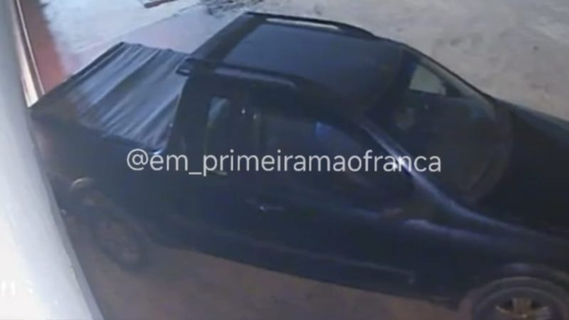 Câmera de segurança flagra motorista colidindo contra portão de residência em Franca