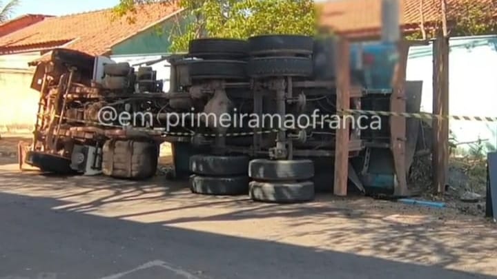Câmera de segurança registra momento em que caminhão tomba após perder freio em Franca