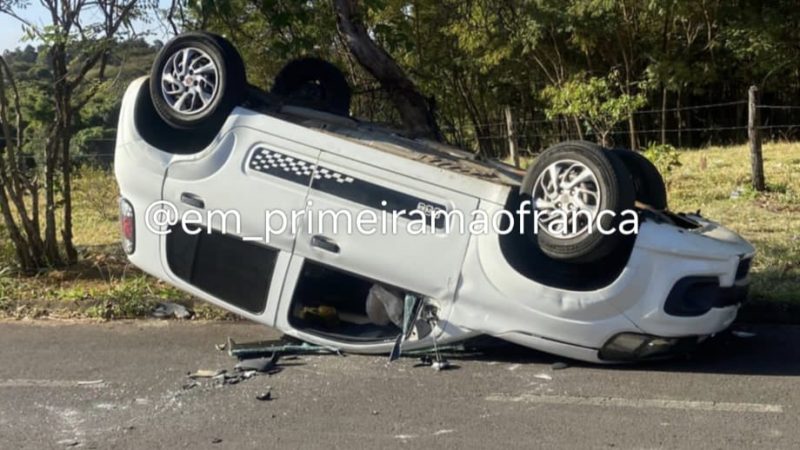 Carro capota após motorista colidir em carro estacionado
