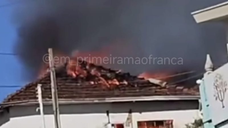 Incêndio de grandes proporções destrói residência abandonada no bairro Estação, em Franca