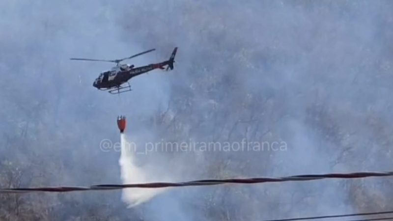 Helicóptero Águia reforça combate a incêndio florestal em Rifaina