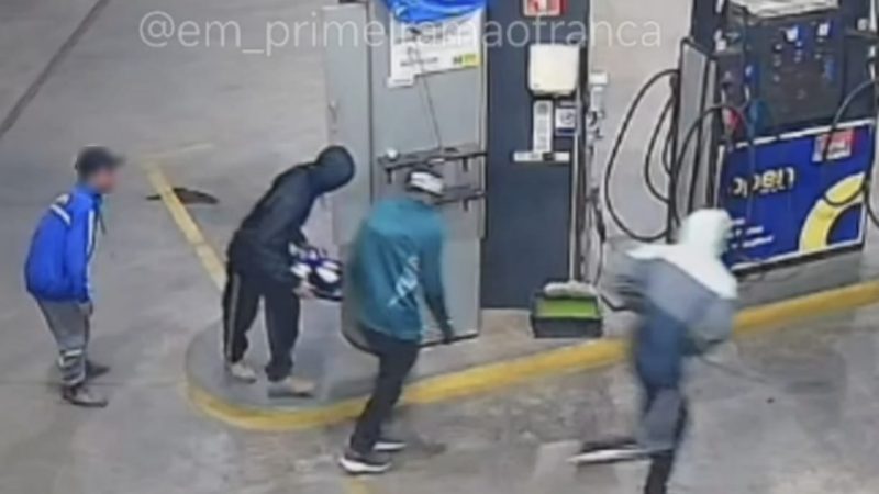 Câmeras registram momento em que frentista é rendido por criminosos armados durante assalto, em Franca