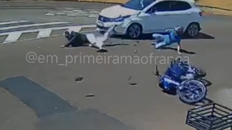 Câmera de segurança registra colisão entre carro e moto em cruzamento de Franca