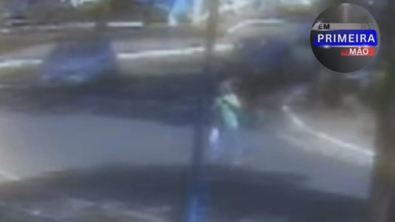 Mulher fica ferida após ser atropelada por carro em avenida de Franca