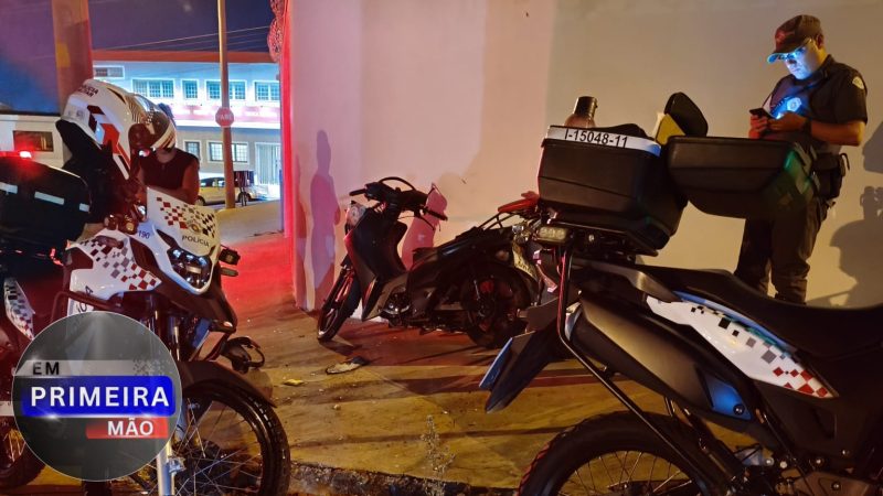 Moto e motociclista são arremessados contra muro após colisão em Franca