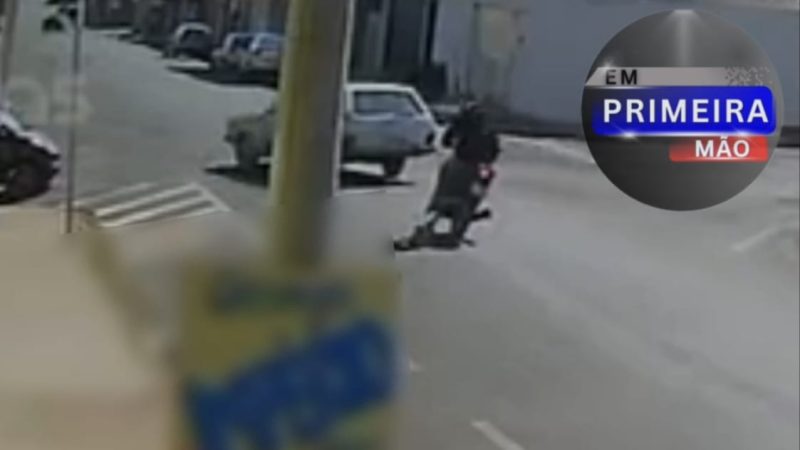 Câmera de segurança registra colisão entre carro e moto em cruzamento de Franca