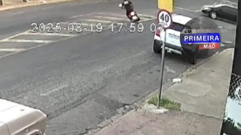 Motociclista fica ferido após motorista avançar sinal de pare em Franca