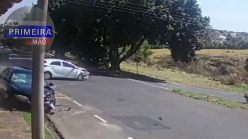 Motorista avança sinal de pare e causa acidente em cruzamento de Franca