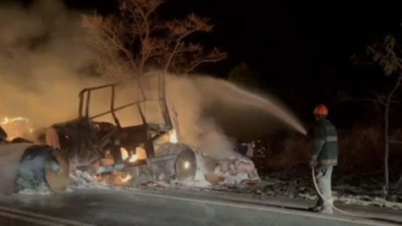 Carreta carregada com bobinas pega fogo na Cândido Portinari