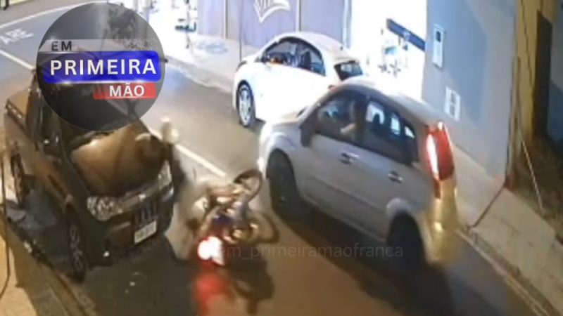 Motociclista é arremessada contra veículo em acidente no Residencial Palermo, em Franca