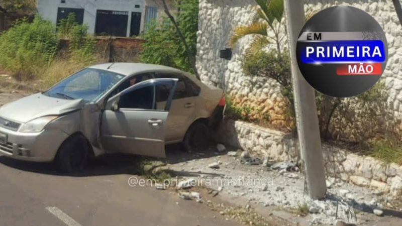 Câmera de segurança registra veículo desgovernado que colidiu contra poste em avenida de Franca
