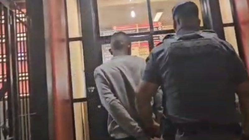 Homem é preso pela Polícia Militar por tráfico de drogas no City Petrópolis, em Franca