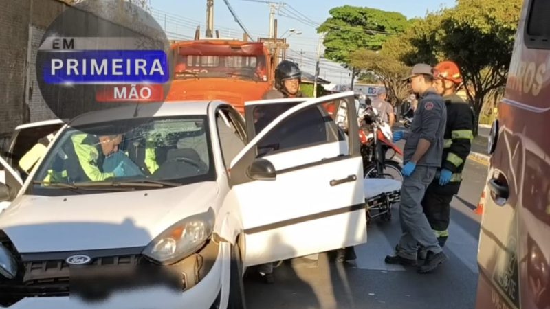 Colisão entre carro e caminhão estacionado deixa duas pessoas feridas em Franca