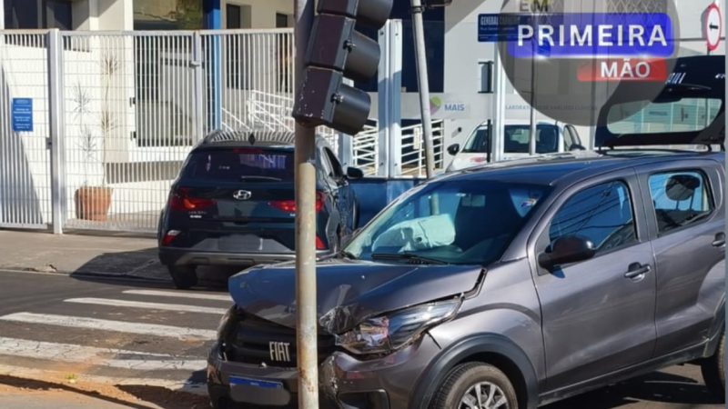 Colisão em cruzamento no Centro de Franca é registrada por câmera de segurança
