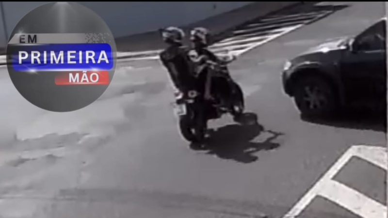 Motorista avança sinal de pare e deixa motociclista ferido em Franca