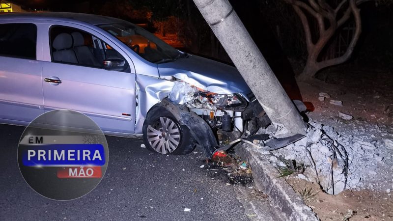 Motorista perde controle de veículo e colide contra poste em Franca