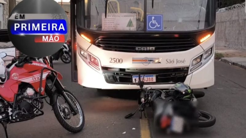 Colisão frontal entre ônibus e moto é registrada por câmera de segurança