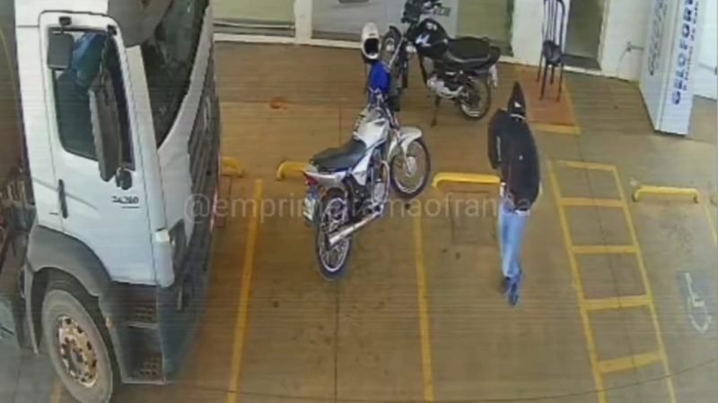 Câmeras registram assalto a um posto de combustíveis na rodovia João Traficante, em Franca