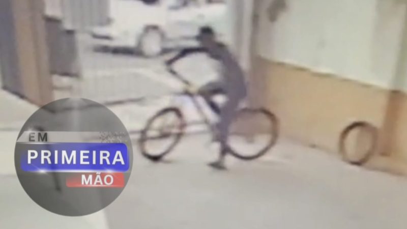 Criminoso é flagrado por câmeras de segurança furtando bicicleta no Centro de Franca