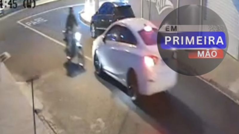 Câmera registra acidente entre carro e moto no Residencial Palermo, em Franca